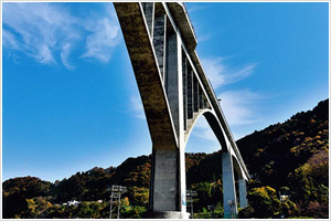 天空に架かる大橋画像